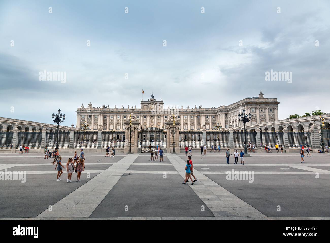 Il Palazzo reale di Madrid, in Spagna, si erge maestosamente sotto cieli nuvolosi. Questo grande capolavoro architettonico è una popolare attrazione turistica. Foto Stock
