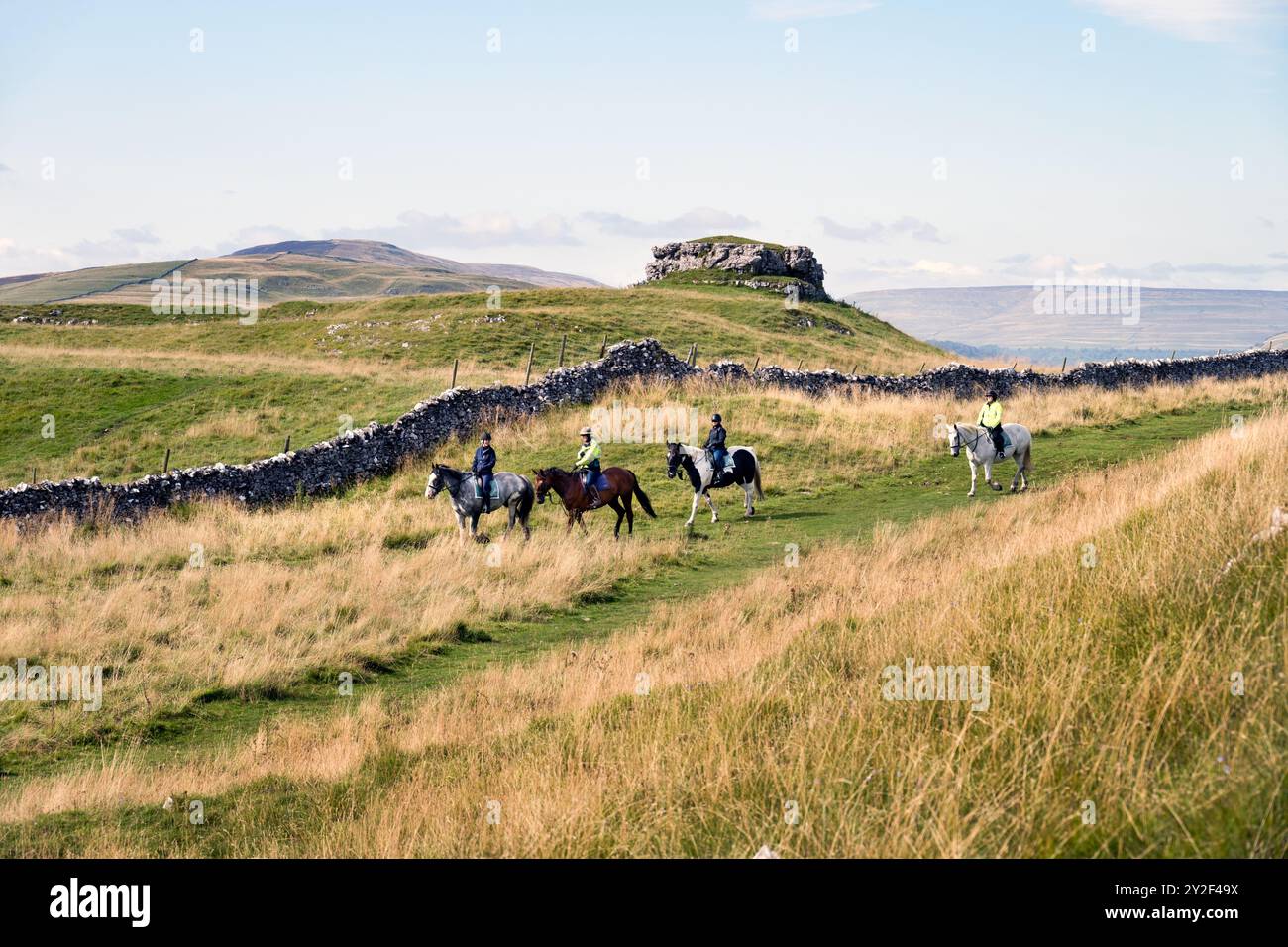 Cavalieri a cavallo su Dales Way, Conistone Pie, Wharfedale, Yorkshire Dales National Park, Regno Unito Foto Stock