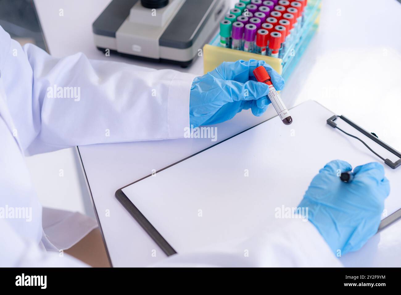 Analisi del laboratorio e dei campioni di sangue Foto Stock
