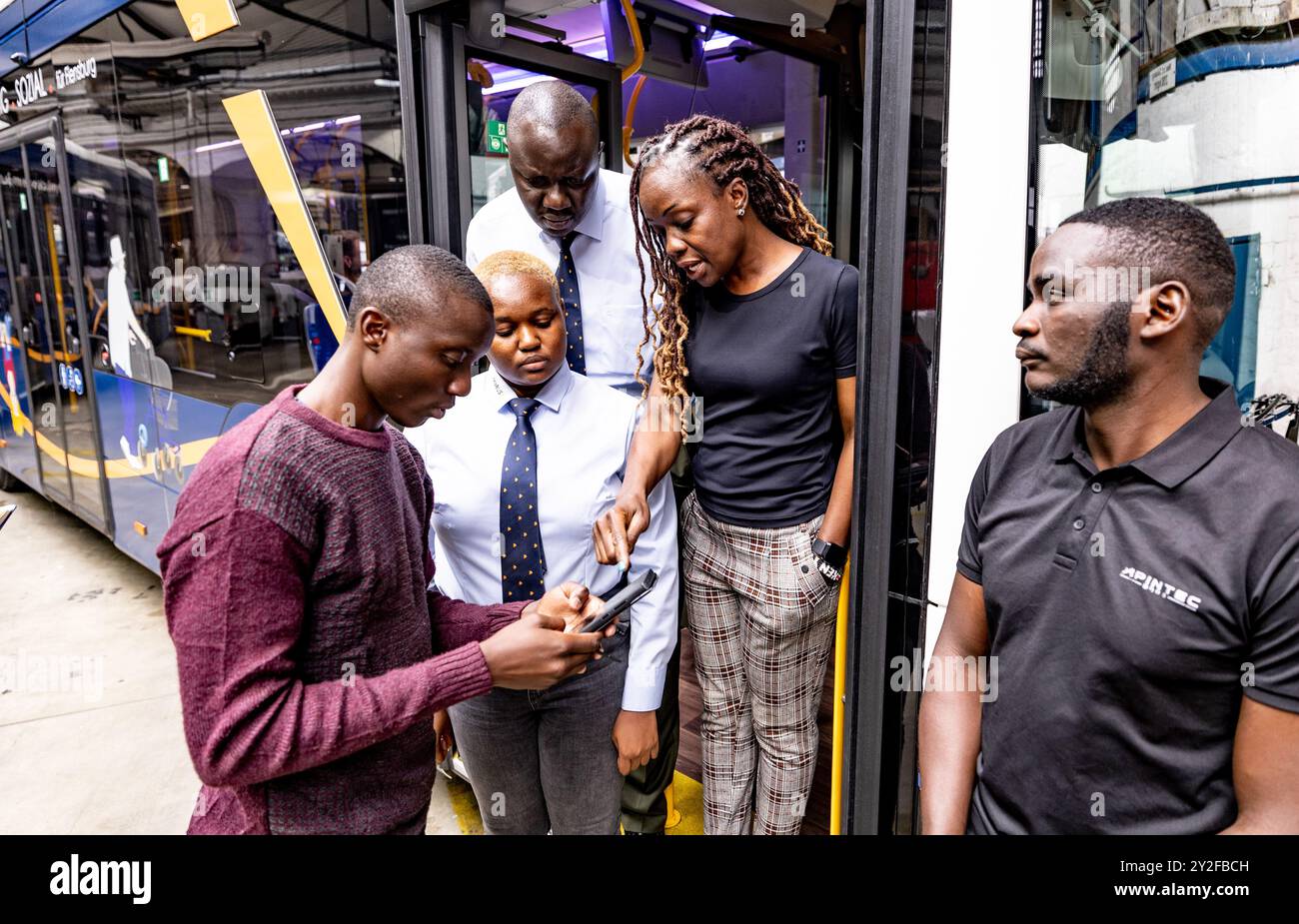 Flensburg, Germania. 10 settembre 2024. I cinque conducenti di autobus kenioti, accolti dal ministro dei trasporti dello Schleswig-Holstein Madsen (CDU) e dall'ambasciatore keniota Mokaya Orina, si trovano nel deposito degli autobus di Flensburg. Lavoreranno quindi per "Aktiv Bus Flensburg". Credito: Axel Heimken/dpa/Alamy Live News Foto Stock