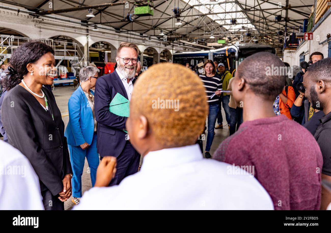 Flensburg, Germania. 10 settembre 2024. Claus Rune Madsen (CDU, M) Ministro dei trasporti dello Schleswig-Holstein e l'ambasciatore keniota Stella Mokaya Orina (l) danno il benvenuto ai futuri conducenti di autobus del Kenya che lavoreranno per "Aktiv Bus Flensburg". Credito: Axel Heimken/dpa/Alamy Live News Foto Stock