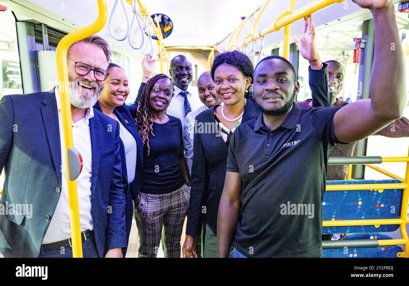 Flensburg, Germania. 10 settembre 2024. Claus Rune Madsen (CDU, l) Ministro dei trasporti dello Schleswig-Holstein e l'Ambasciatrice keniota Stella Mokaya Orina (3° da destra) danno il benvenuto ai futuri autisti di autobus del Kenya che lavoreranno per "Aktiv Bus Flensburg". Credito: Axel Heimken/dpa/Alamy Live News Foto Stock