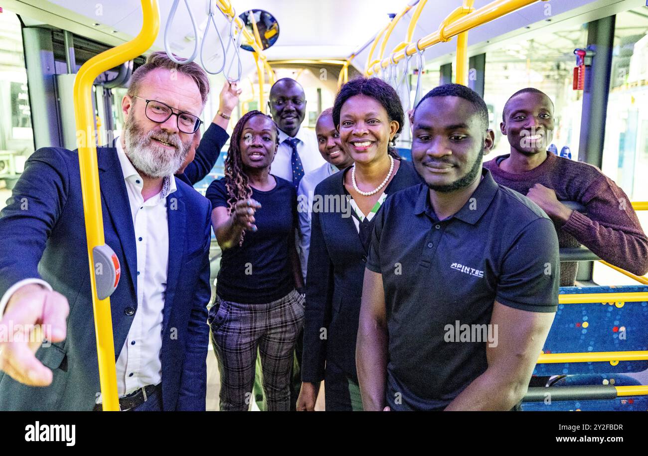Flensburg, Germania. 10 settembre 2024. Claus Rune Madsen (CDU, l) Ministro dei trasporti dello Schleswig-Holstein e l'Ambasciatrice keniota Stella Mokaya Orina (3° da destra) danno il benvenuto ai futuri autisti di autobus del Kenya che lavoreranno per "Aktiv Bus Flensburg". Credito: Axel Heimken/dpa/Alamy Live News Foto Stock