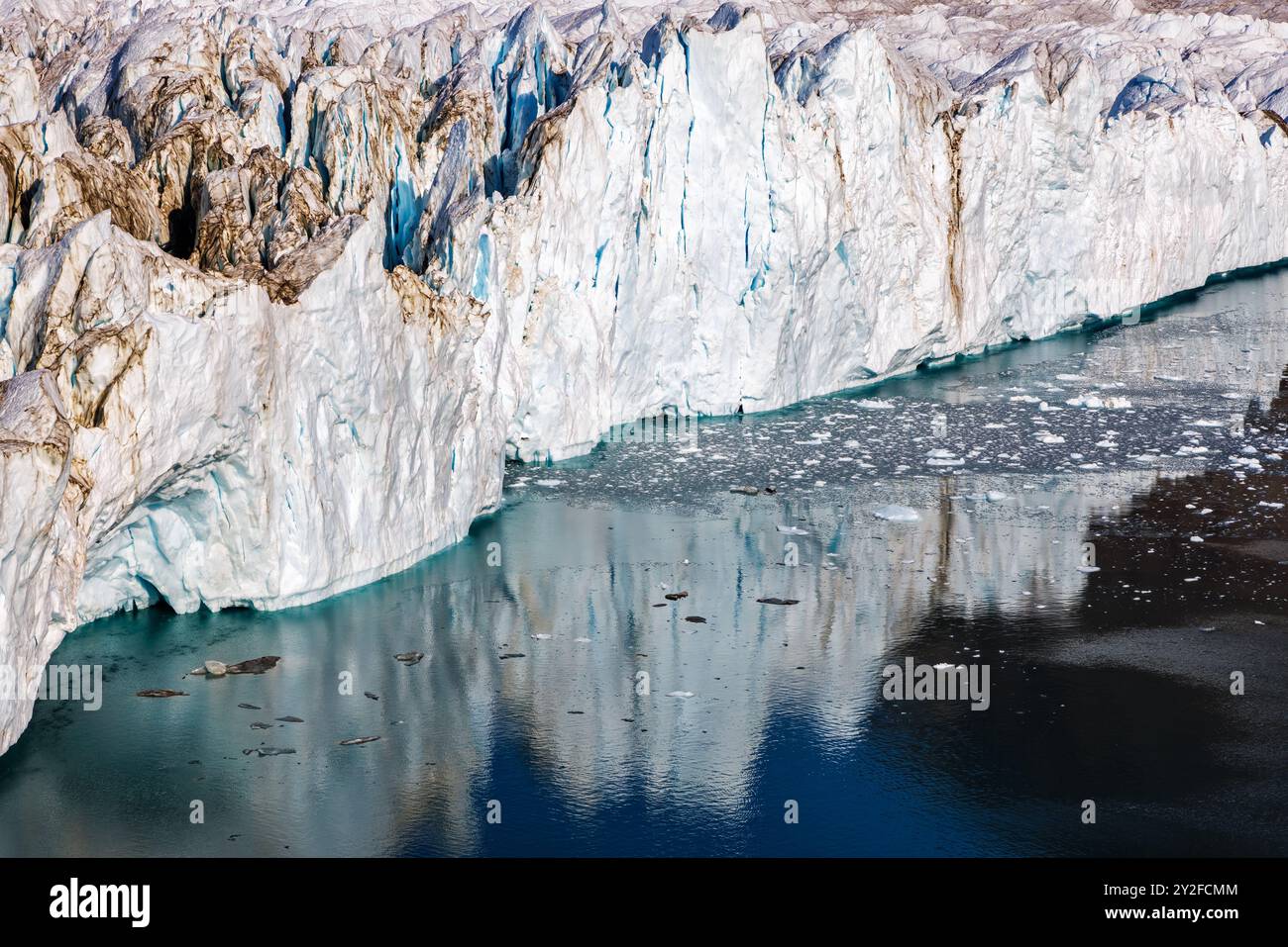 Vista frontale del capolinea del ghiacciaio Hisinger, del Dickson Fiord, del Parco Nazionale della Groenlandia nord-orientale. Questo fa parte della calotta di ghiaccio della Groenlandia e mostra t Foto Stock
