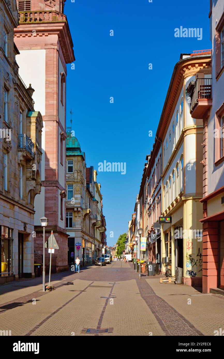 Heidelberg, Germania - giugno 2024: Via principale dello shopping chiamata "Hauptstrasse" nel centro storico della città Foto Stock