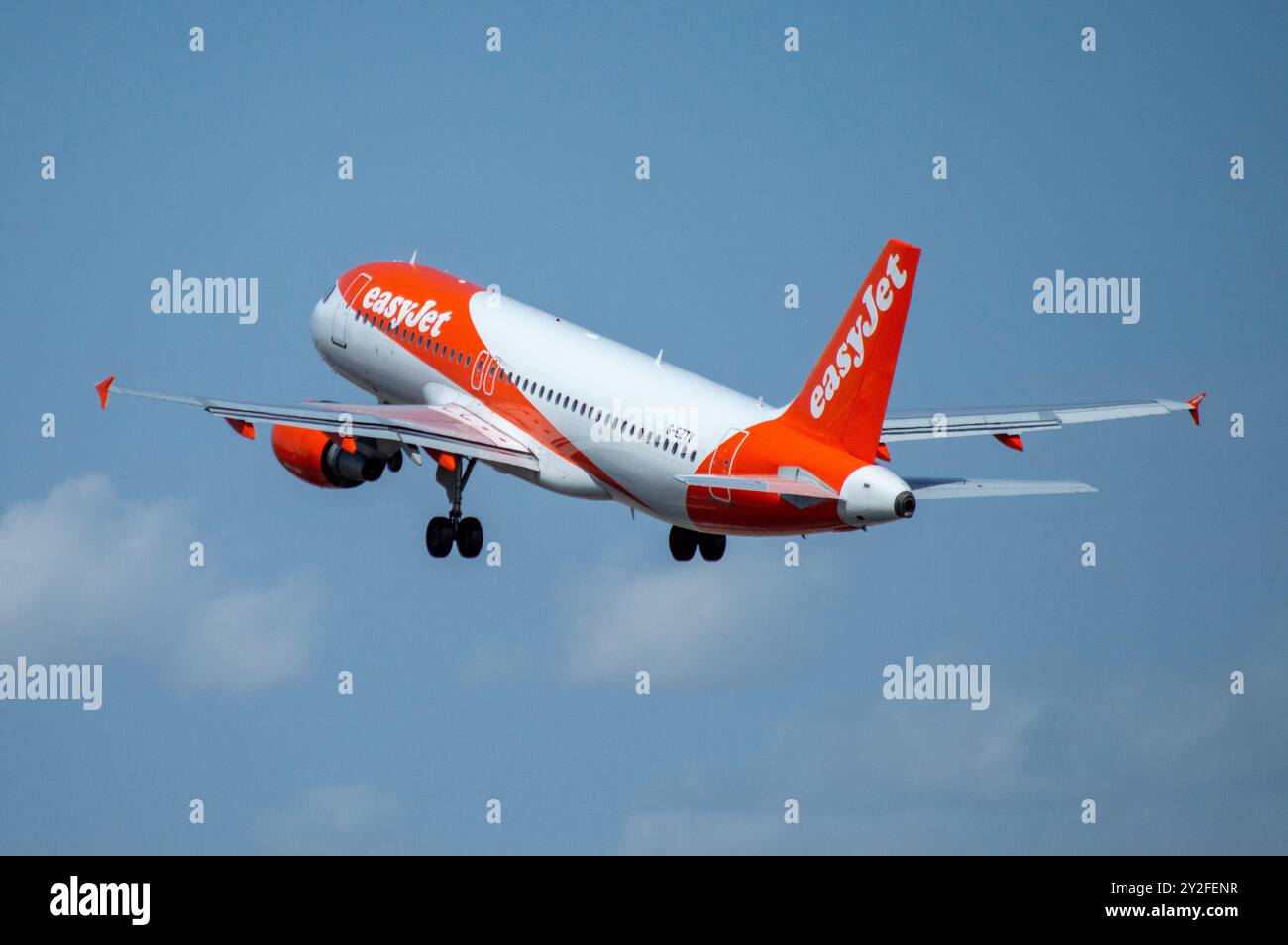 Airbus A320 aereo di linea della compagnia aerea low-cost Easyjet all'aeroporto di Alicante. Foto Stock