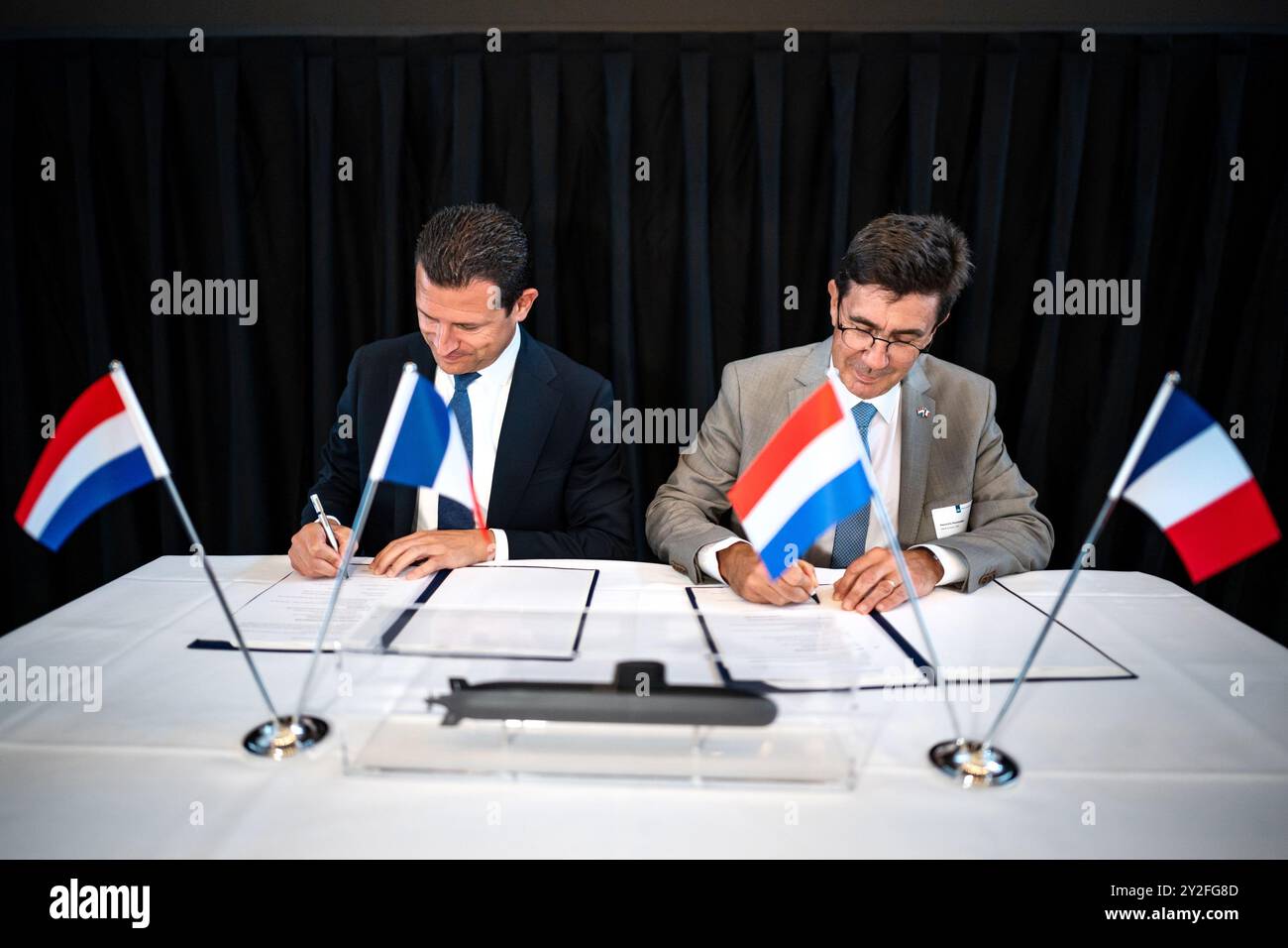 DEN HAAG - Dirk Beljaarts, ministro dell'economia e Pierre-Eric Pommellet, presidente del Consiglio di amministrazione del gruppo navale, in occasione della firma presso il Ministero degli affari economici di un accordo di cooperazione industriale. Dopo aver firmato questa ICA, un contratto di fornitura finale può essere quindi concluso dalla difesa. ANP LINA SELG netherlands Out - belgio Out Foto Stock