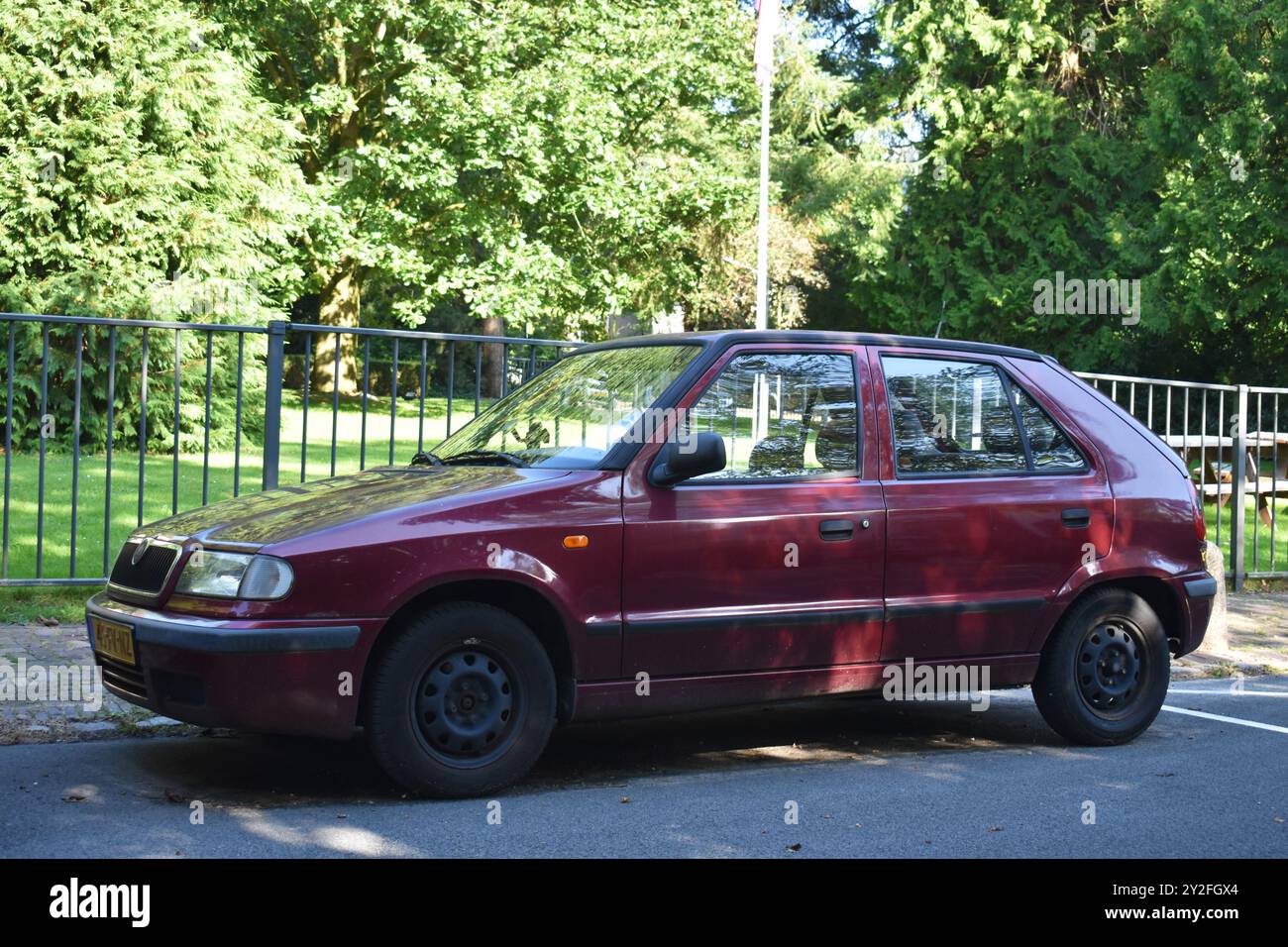 Hilversum, Paesi Bassi - 8 settembre 2024: Una berlina rossa Skoda Felicia 2000 Foto Stock