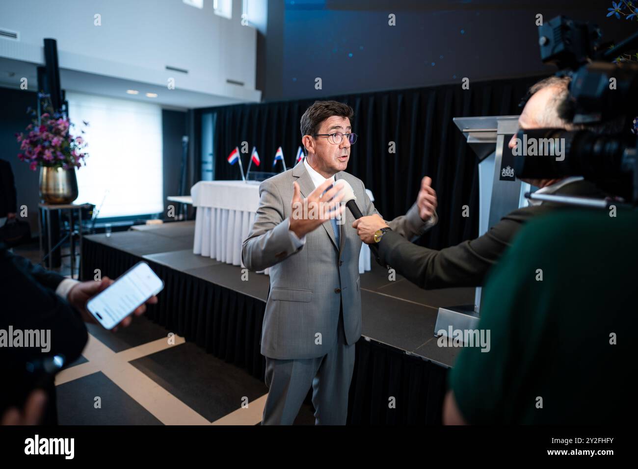 DEN HAAG - Pierre-Eric Pommellet, presidente del Consiglio di amministrazione del gruppo navale, durante la firma presso il Ministero dell'economia di un accordo di cooperazione industriale. Dopo aver firmato questa ICA, un contratto di fornitura finale può essere firmato dalla difesa. ANP LINA SELG netherlands Out - belgio Out Foto Stock