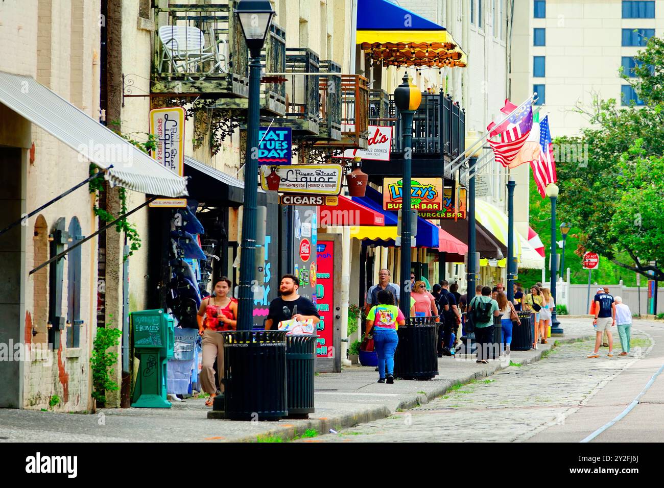 Pittoresco quartiere dello shopping lungo il lungofiume e altrove nella storica Savannah, Georgia. Creato il 28 agosto 2024 Foto Stock