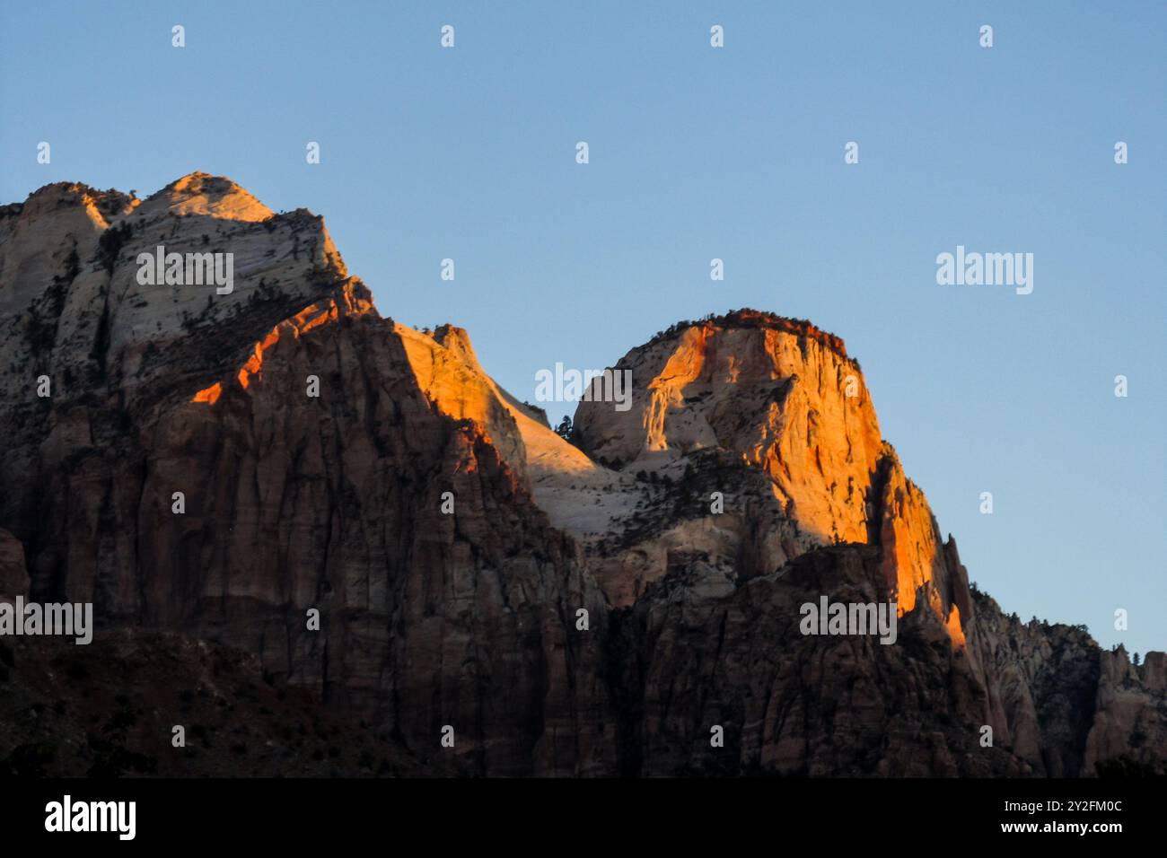 L'alterazione del sacrificio, una delle cime del Parco Nazionale di Zion, nella luce dorata dell'Alba. Foto Stock
