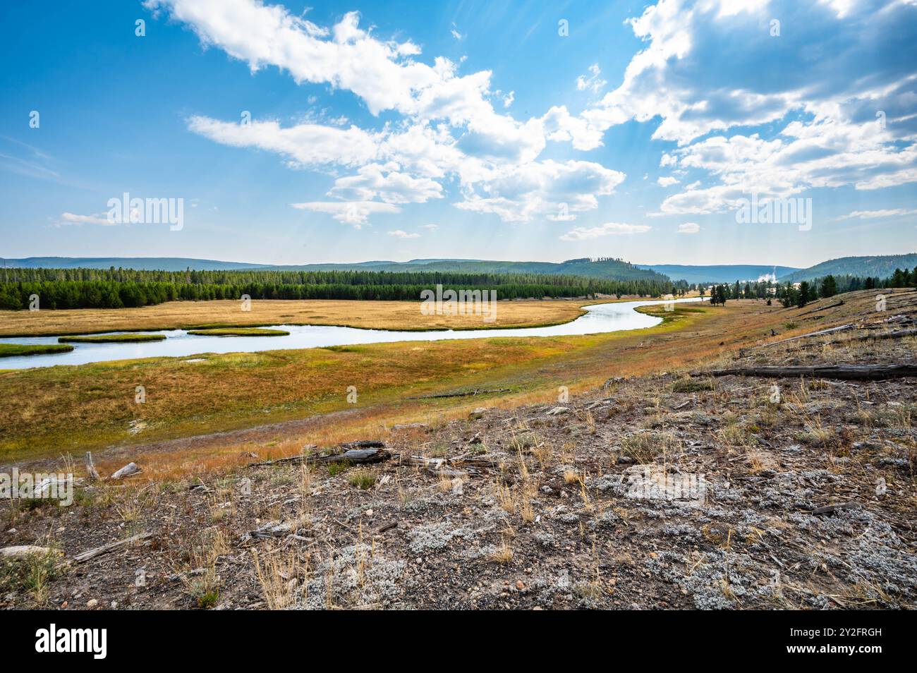 Il fiume Firehole, le cascate e il lago Goose del parco nazionale di Yellowstone, mentre fai escursioni a piedi e in bicicletta lungo il Fairy Falls Trail nell'autunno del 2024 Foto Stock