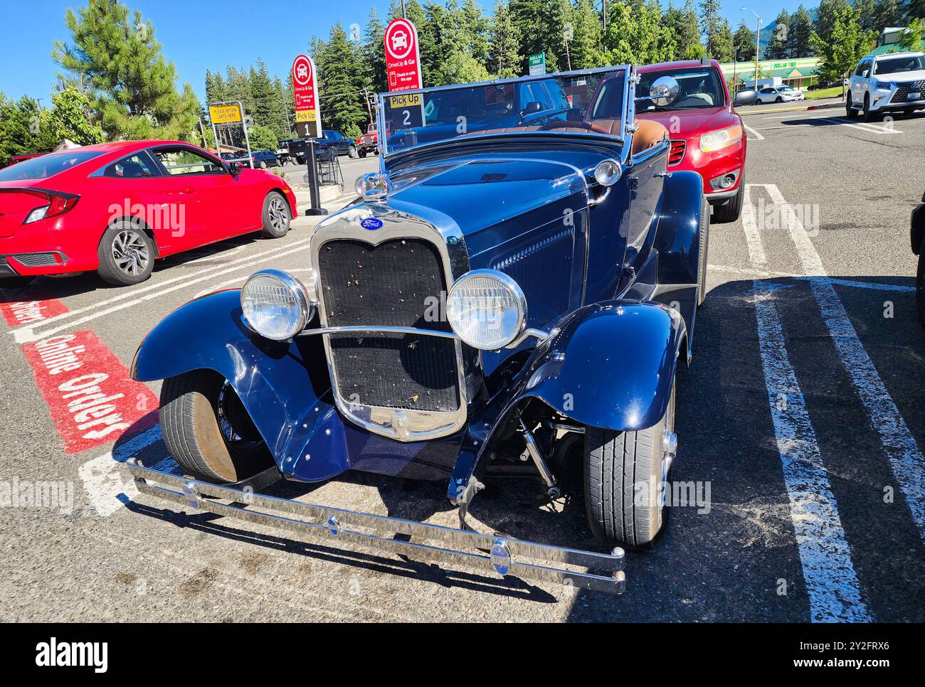 Seattle, WA, USA - 4 luglio 2024: Ford Model A v8 Roadster Blue 1930 vista angolo anteriore. Ford Model A v8 Roadster è un'auto molto popolare nella Foto Stock