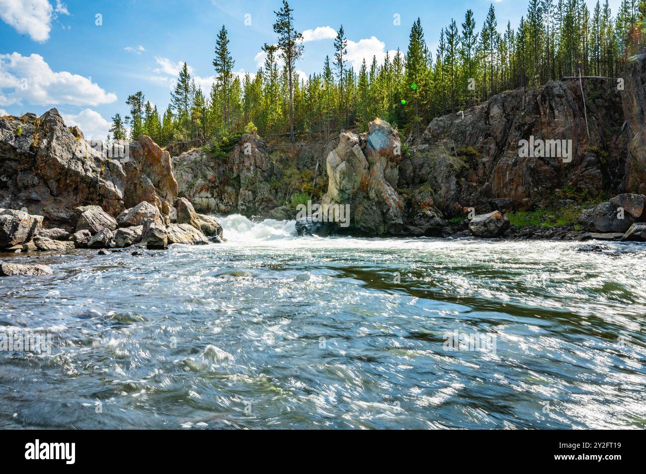 Il fiume Firehole, le cascate e il lago Goose del parco nazionale di Yellowstone, mentre fai escursioni a piedi e in bicicletta lungo il Fairy Falls Trail nell'autunno del 2024 Foto Stock