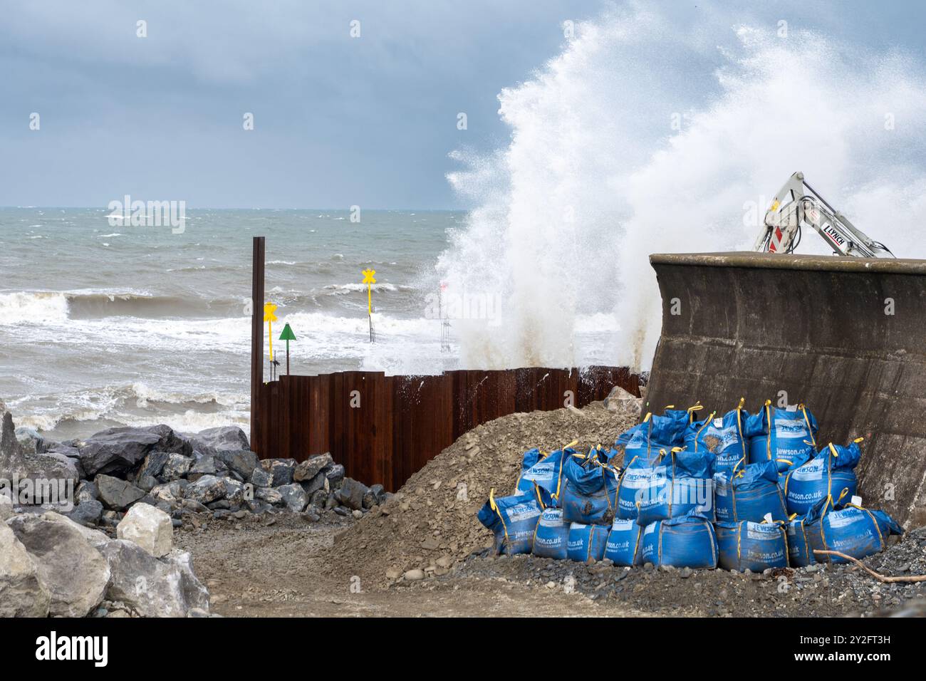 Lo schema di difesa costiera di Aberaeron è in corso per aumentare la resilienza della città all'innalzamento del livello del mare e alle tempeste. Foto Stock