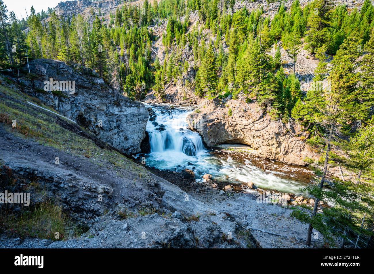Il fiume Firehole, le cascate e il lago Goose del parco nazionale di Yellowstone, mentre fai escursioni a piedi e in bicicletta lungo il Fairy Falls Trail nell'autunno del 2024 Foto Stock