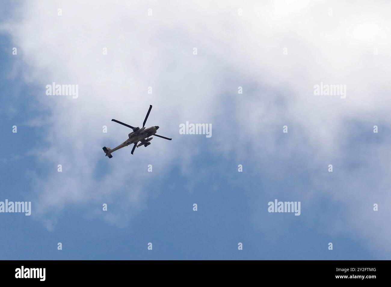 Jenin, Cisgiordania, Palestina. 19 giugno 2023. Un elicottero apache israeliano che si libra nel cielo sopra il campo profughi di Jenin durante un raid israeliano nella Cisgiordania settentrionale. Cinque palestinesi, tra cui un quindicenne, sono stati uccisi dalle truppe israeliane durante un raid israeliano nel campo profughi di Jenin prima dell'alba di lunedì, seguito da scontri. elicotteri apache israeliani hanno sparato missili contro militanti palestinesi durante il raid. Sette soldati israeliani sono stati feriti da ordigni esplosivi improvvisati collocati nelle loro jeep Foto Stock