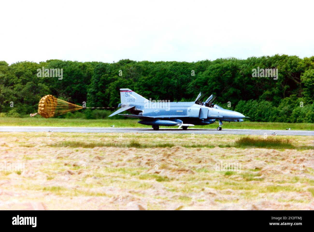 USAF McDonnell Douglas F-4G Phantom II alla RAF Wethersfield Airshow nel giugno 1988. La RAF Wethersfield fu aperta nel 1944 e durante la seconda guerra mondiale fu utilizzata dalla Royal Air Force e dalle United States Army Air Forces. Fu chiusa nel 1946 e riaperta nel 1951 a seguito della Guerra fredda. Utilizzato fino al 1970 come campo di aviazione da caccia della United States Air Force, fu tenuto come aeroporto di riserva fino al 1993, quando passò sotto il controllo della polizia del Ministero della difesa. Gli spettacoli aerei si tennero presso la base aerea fino alla fine degli anni '1980 Foto Stock