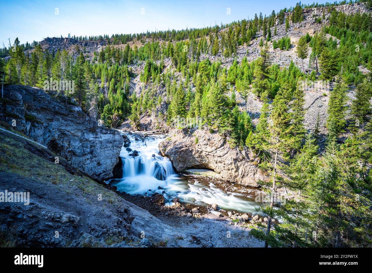 Il fiume Firehole, le cascate e il lago Goose del parco nazionale di Yellowstone, mentre fai escursioni a piedi e in bicicletta lungo il Fairy Falls Trail nell'autunno del 2024 Foto Stock