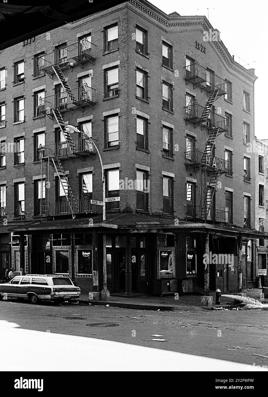 AJAXNETPHOTO. LUGLIO 1975. NEW YORK, STATI UNITI. LOWER MANHATTAN - 1873 BROWNSTONE - ANGOLO TRA PECK SLIP E SOUTH STREET. QUEST'AREA È STATA SUCCESSIVAMENTE RISVILUPPATA E RIPULITA. FOTO: JONATHAN EASTLAND/AJAXREF: 750029 8A 52 Foto Stock