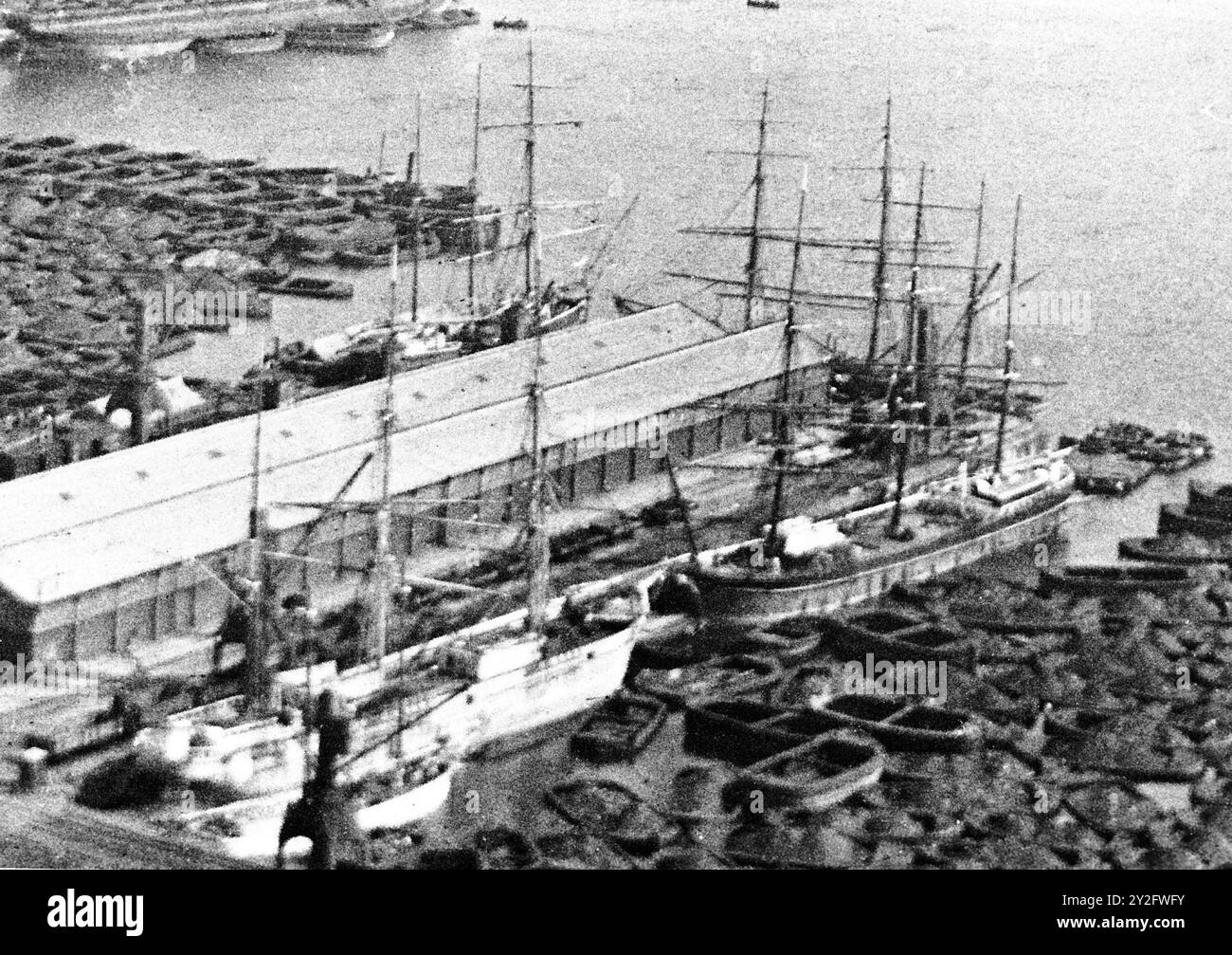 AJAXNETPHOTO. c.1907. GENOVA, ITALIA. - SCANSIONI DAI NEGATIVI ORIGINALI DEL FILM - IL PORTO PIENO DI NAVI A VELA QUADRATE E CHIATTE. FOTOGRAFO: H.H.ROSE. FONTE: RACCOLTA DI IMMAGINI VINTAGE AJAX. CREDITO: LIBRERIA DI IMMAGINI VINTAGE AJAX. RIF.; MX340 241408 36B Foto Stock
