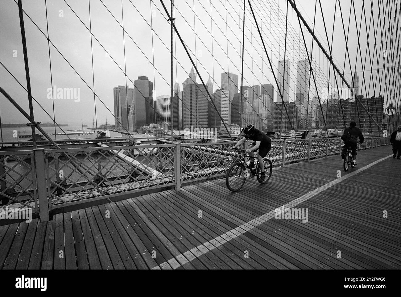 AJAXNETPHOTO. 6 OTTOBRE 2000. NEW YORK, STATI UNITI. - TORRI GEMELLE - LE TORRI GEMELLE DEL CENTRO COMMERCIALE MONDIALE A LOWER MANHATTAN VISTE (CENTRO A DESTRA) DAL PONTE DEL PONTE DI BROOKLYN. FOTO: JONATHAN EASTLAND/AJAX RIF: CD3546BW 06 26A Foto Stock