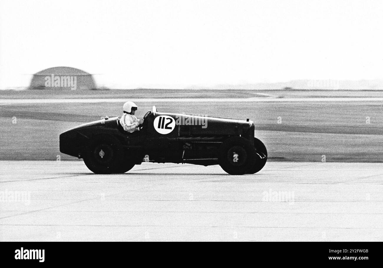 AJAXNETPHOTO. 1976. YEOVILTON, INGHILTERRA. - MACCHINA DA CORSA FRANCESE - UNA 1923 V12 DELAGE DA CORSA IN VELOCITÀ. DELAGE È STATA FONDATA A LEVALLOIS-PERRET, PARIGI, NEL 1905; FAMOSA PER LE SUE AUTOMOBILI DI LUSSO E LE AUTO DA CORSA. FOTO: JONATHAN EASTLAND/AJAXREF: 340 222904 20 Foto Stock