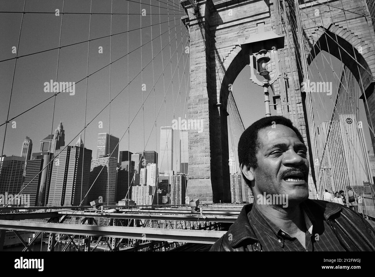 AJAXNETPHOTO. 7 OTTOBRE 2000. NEW YORK, USA - AUTORE AMERICANO. LO SCRITTORE E AUTORE DEL LIBRO GRAND CENTRAL WINTER LEE STRINGER RAFFIGURATO SUL PONTE DI BROOKLYN; LOWER MANHATTAN TOWERS IN BACKGROUND. FOTO: JONATHAN EASTLAND/AJAX RIF: CD3539BW 11 32 Foto Stock