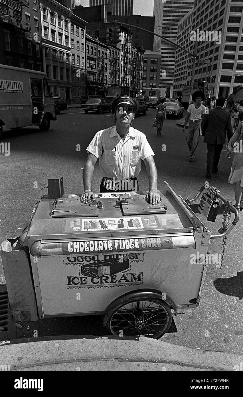 AJAXNETPHOTO. LUGLIO 1975. NEW YORK, STATI UNITI. - TORTA AL CIOCCOLATO - VENDITRICE DI GELATI E CARRELLO ALL'ANGOLO TRA BROAD STREET E WATER STREET, LOWER MANHATTAN. FOTO: JONATHAN EASTLAND/AJAXREF: 750057 21A 42 Foto Stock