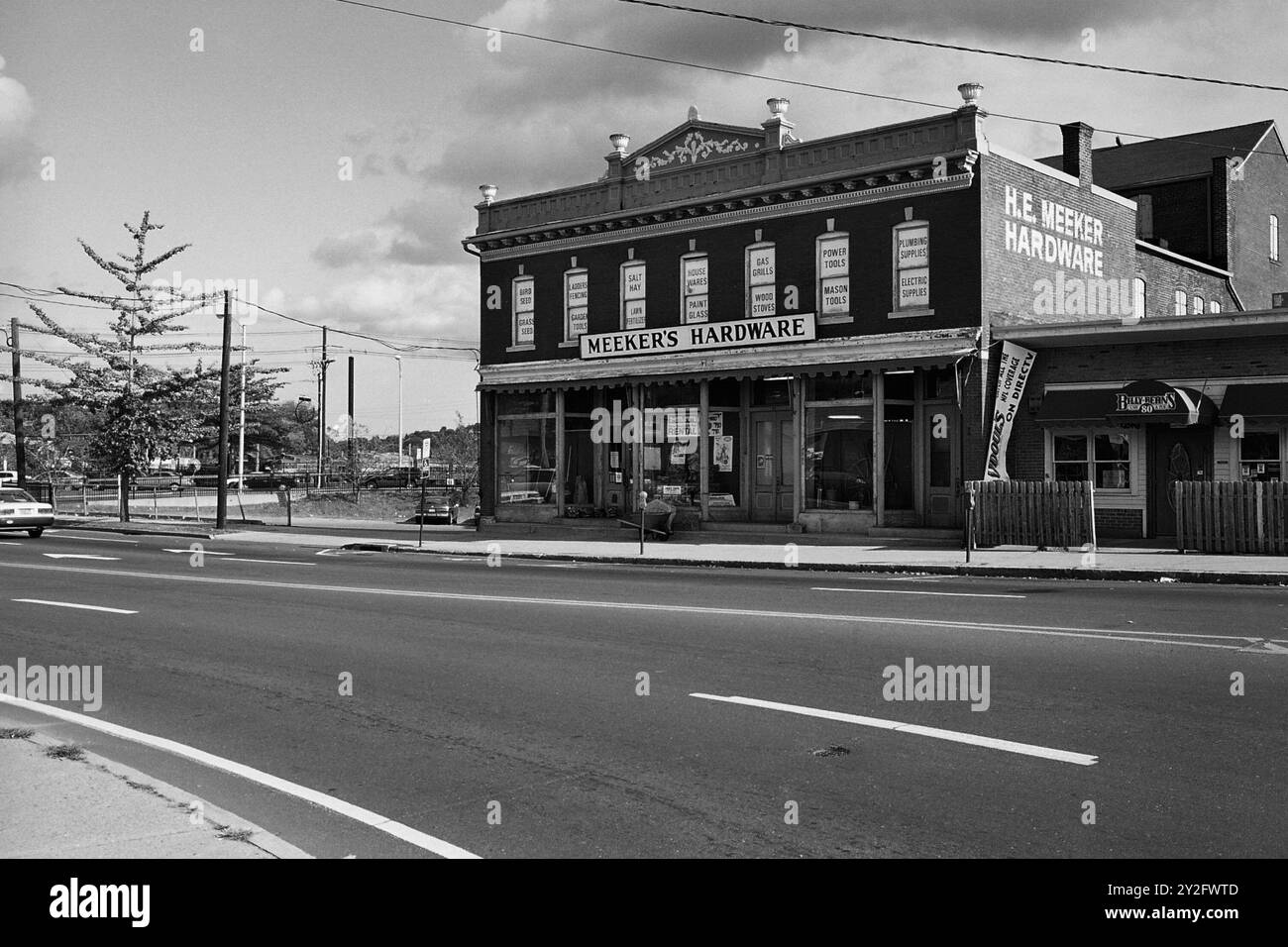 AJAXNETPHOTO. OTTOBRE 2000. DANBURY, CONNECTICUT, STATI UNITI. - NEGOZIO DI FERRAMENTA - MEEKERS IN WRIGHT STREET, FONDATO NEL 1889. FOTO: JONATHAN EASTLAND/AJAXREF: CD3552 05 14. Foto Stock