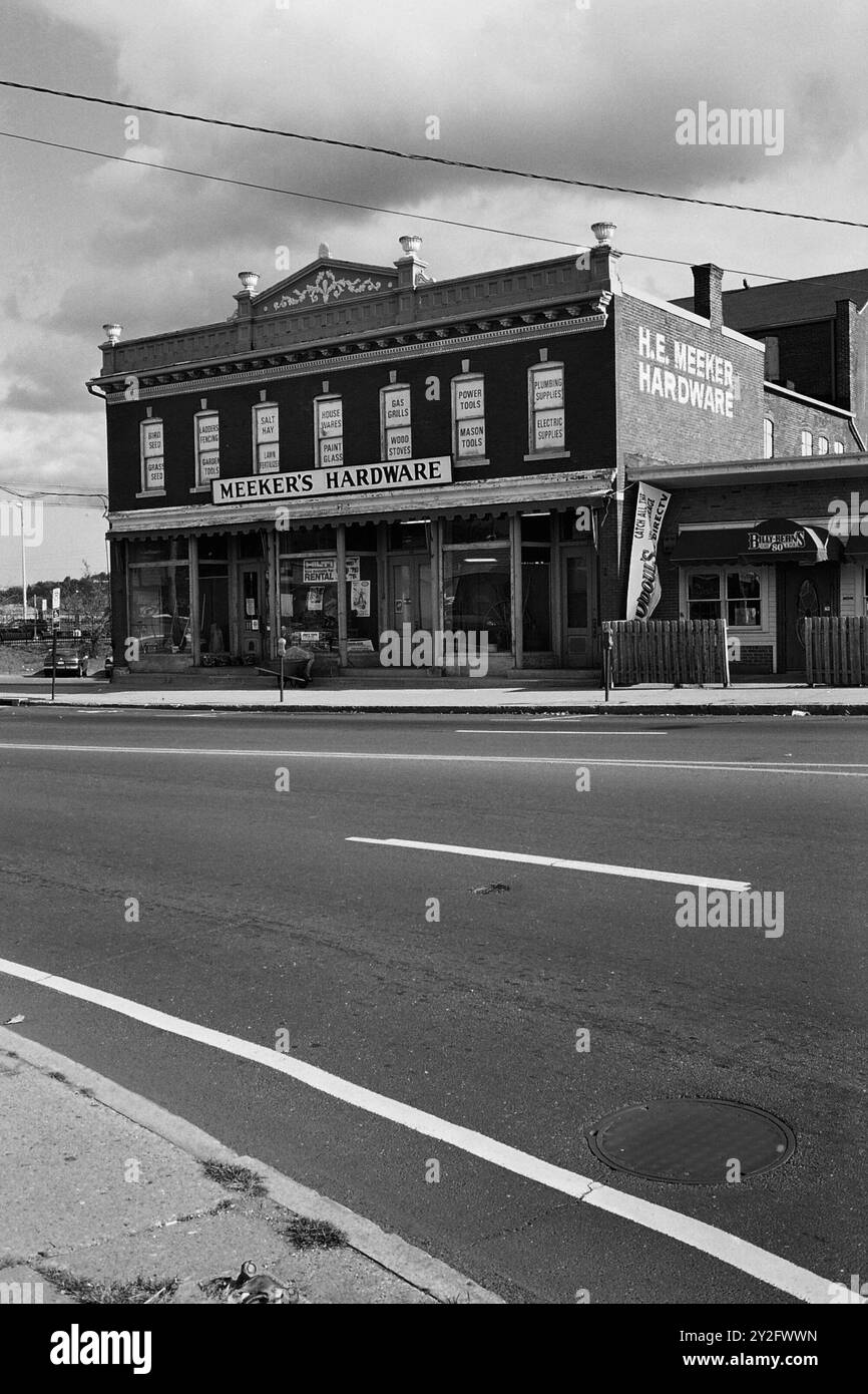 AJAXNETPHOTO. OTTOBRE 2000. DANBURY, CONNECTICUT, STATI UNITI. - NEGOZIO DI FERRAMENTA - MEEKERS IN WRIGHT STREET, FONDATO NEL 1889. FOTO: JONATHAN EASTLAND/AJAXREF: CD3552 06 15. Foto Stock