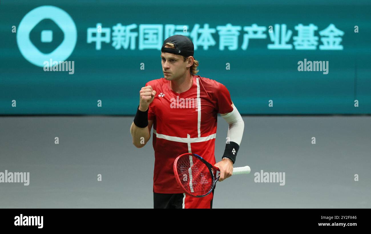 Bologna, Italia. 10 settembre 2024. Il belga Zizou Bergs reagisce ad una partita tra l'olandese Griekspoor e il belga Bergs, la seconda partita del gruppo A nella fase A gironi delle finali di Coppa Davis tra Paesi Bassi e Belgio, martedì 10 settembre 2024, presso l'Unipol Arena, a Bologna. BELGA PHOTO BENOIT DOPPAGNE credito: Belga News Agency/Alamy Live News Foto Stock