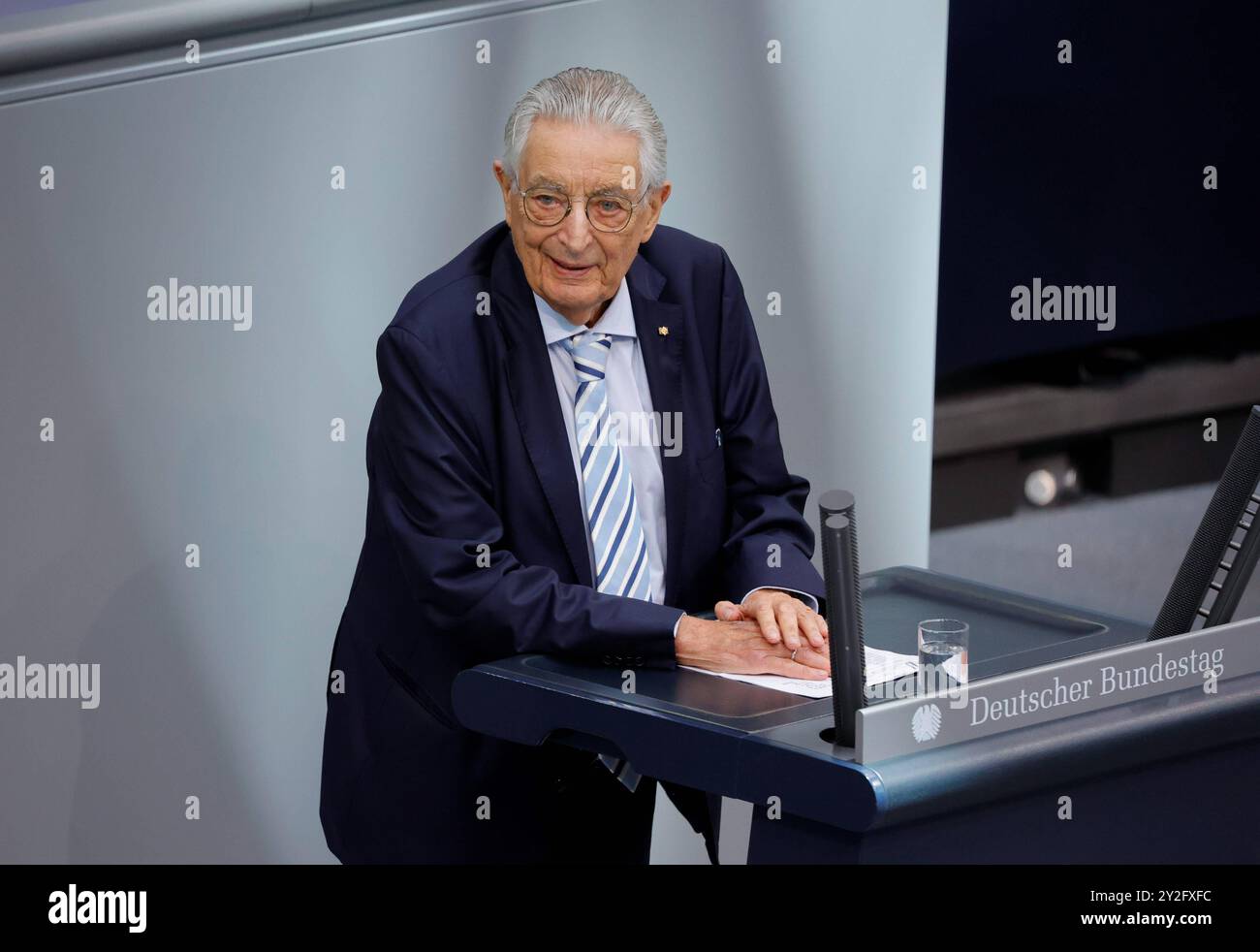 Gerhart Rudolf Baum FDP, Ehemaliger Bundesminister des Innern und für Heimat der Bundesrepublik Deutschland, Berlino, Reichstag, 75 Jahre Deutscher Bundestag, Feierstunde im Plenarsaal **** Gerhart Rudolf Baum FDP , ex Ministro federale dell'interno e della patria della Repubblica plenaria federale di Germania, Reichstag, 75° anniversario della cerimonia del Bundestag Foto Stock