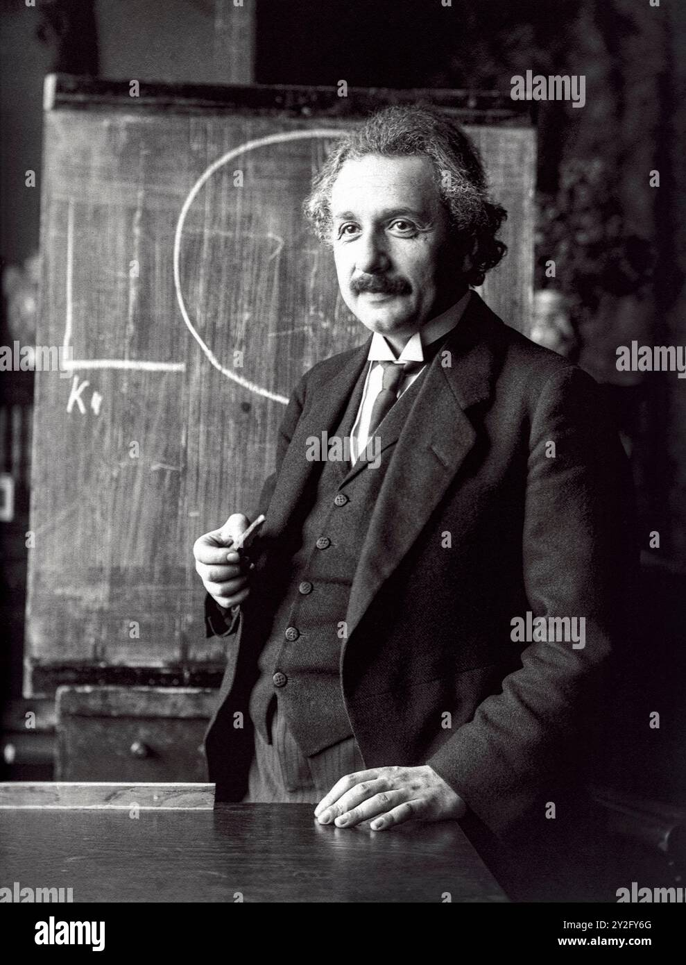 Albert Einstein (1879-1955) fisico teorico nato in Germania, meglio conosciuto per lo sviluppo della teoria della relatività, e=mc2 che rivoluzionò la comprensione del tempo, dello spazio e dell'energia. Fotografia di Ferdinand Schmutzer (1870-1928) durante una conferenza nel 1921. Foto Stock