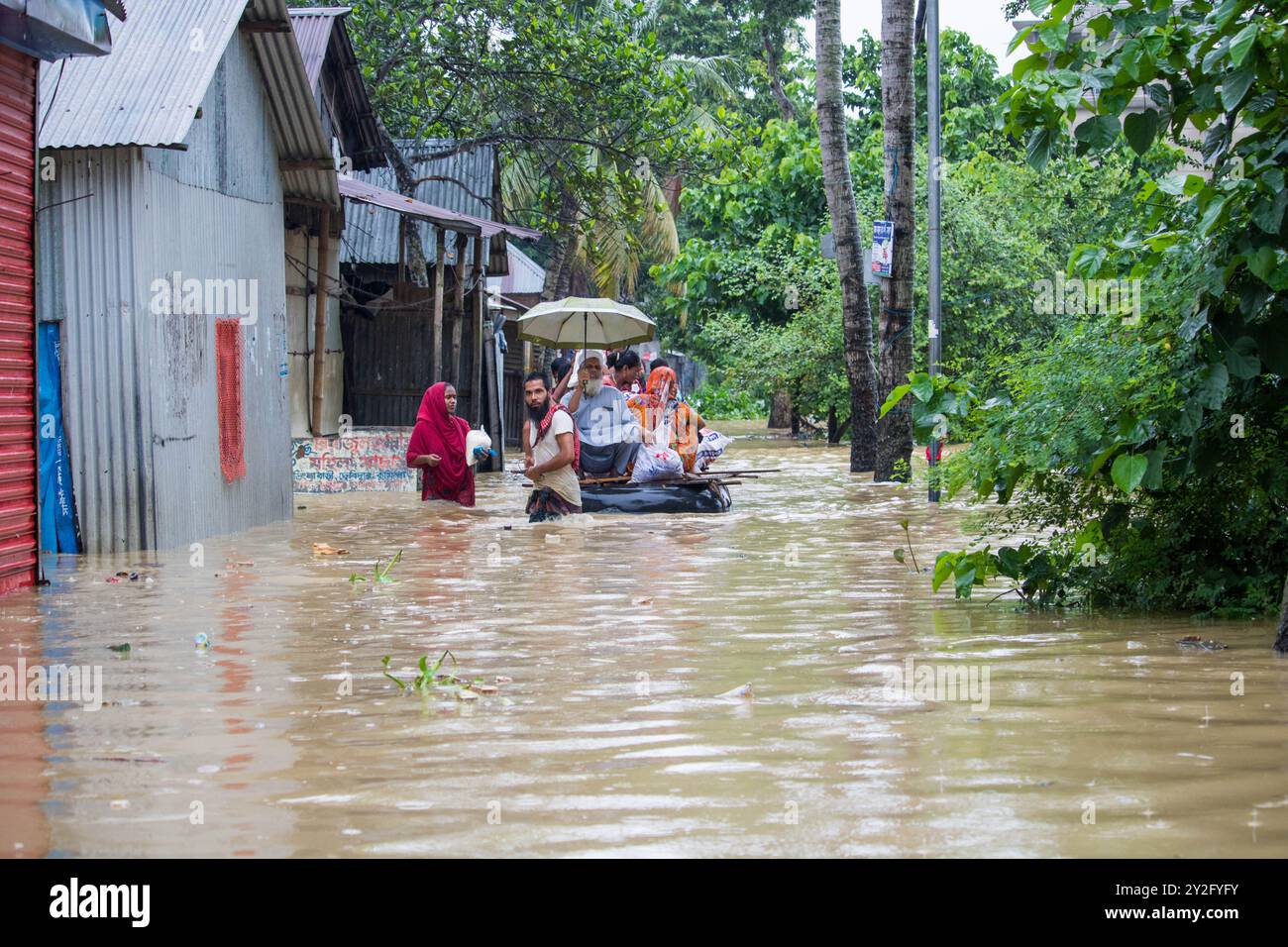 Companiganj, Bangladesh 22 agosto 2024: La situazione delle inondazioni a Companiganj ha allagato strade e case. In forti piogge la gente andrà al sicuro Foto Stock