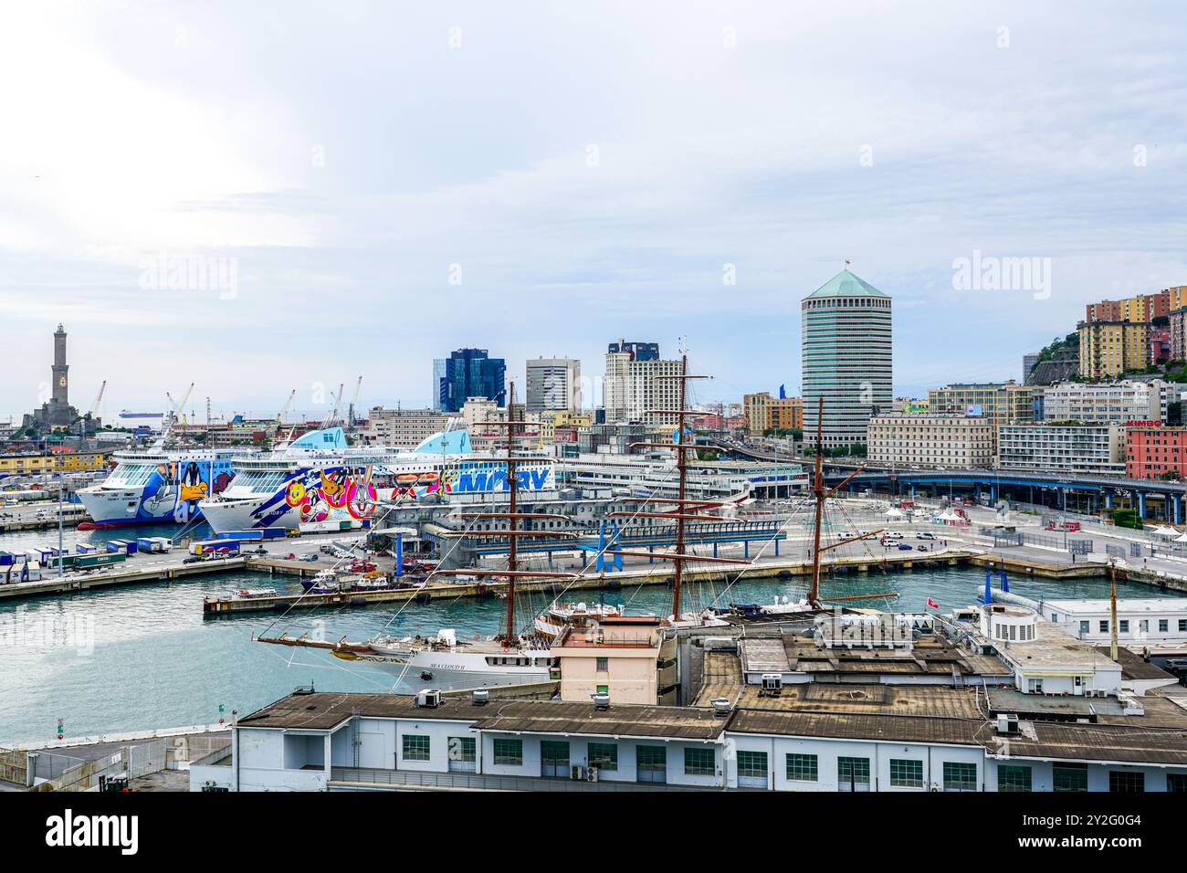 Genova, Italia - 27 maggio 2024: Vista porto con navi Ro-Ro, paesaggio urbano con architettura moderna Foto Stock
