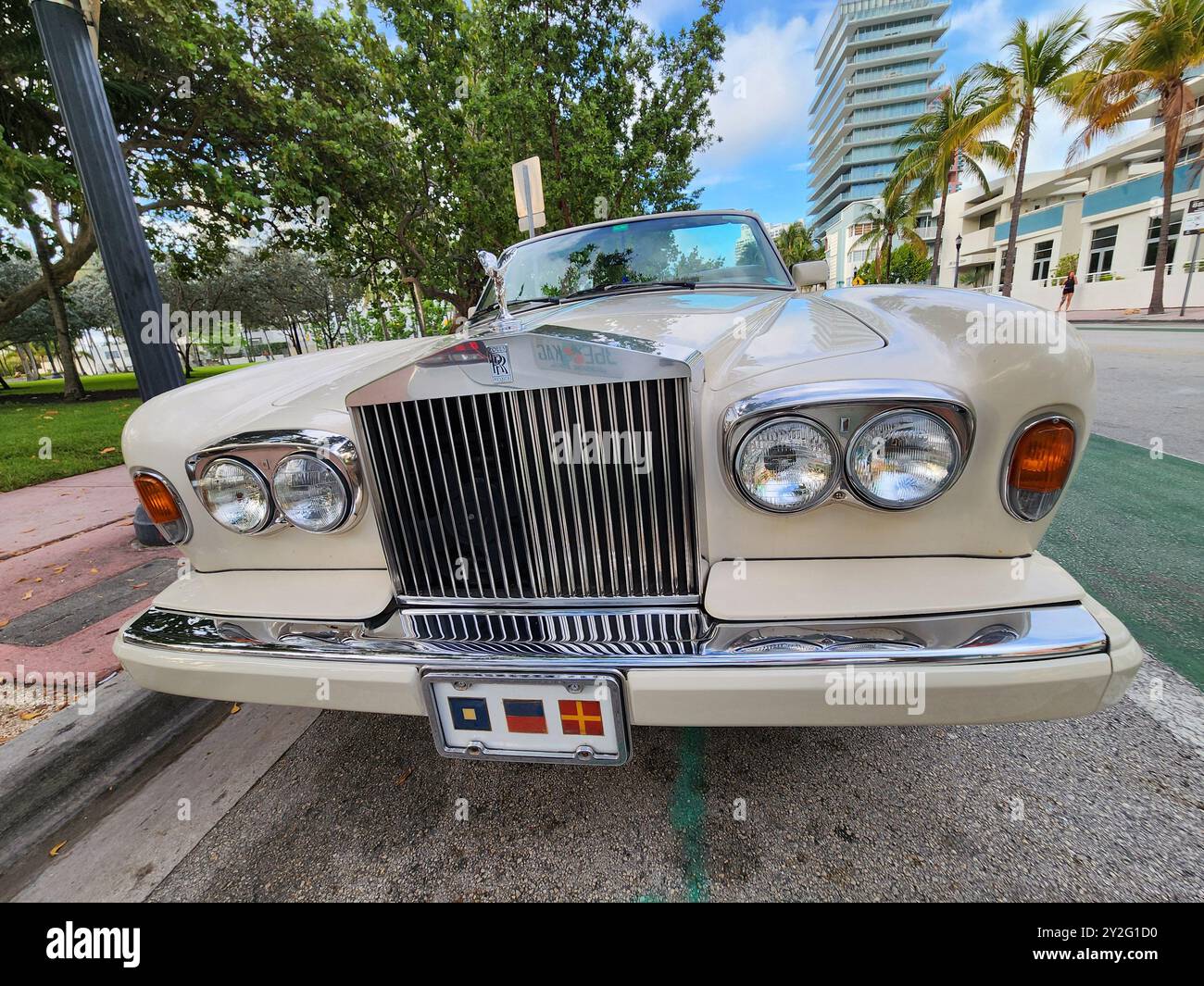 Miami Beach, Florida USA - 5 giugno 2024: 1978 classica cabriolet britannica Rolls-Royce Corniche a Ocean Drive miami Drive. vista frontale Foto Stock