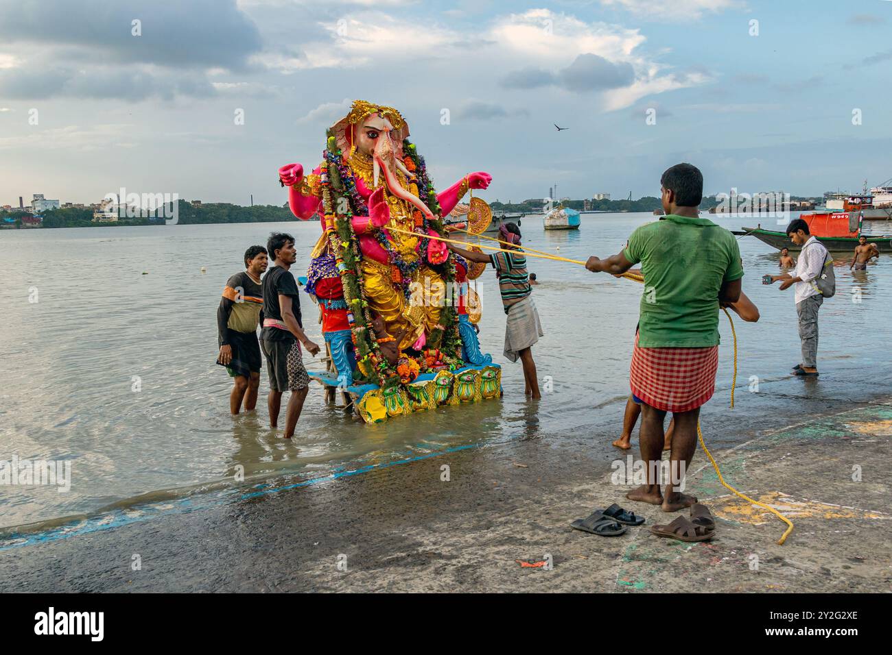 Ganapati Immersion a kolkata babughat, bengala occidentale, india Foto Stock