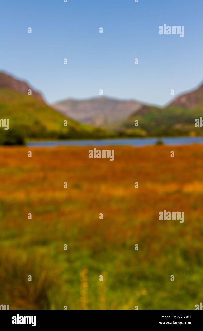 Bella giornata sfocata Nantlle che mostra la valle e Snowdon o Yr Wyddfa in lontananza. Snowdonia o Eryri National Park, Galles del Nord, Regno Unito, ritratto Foto Stock