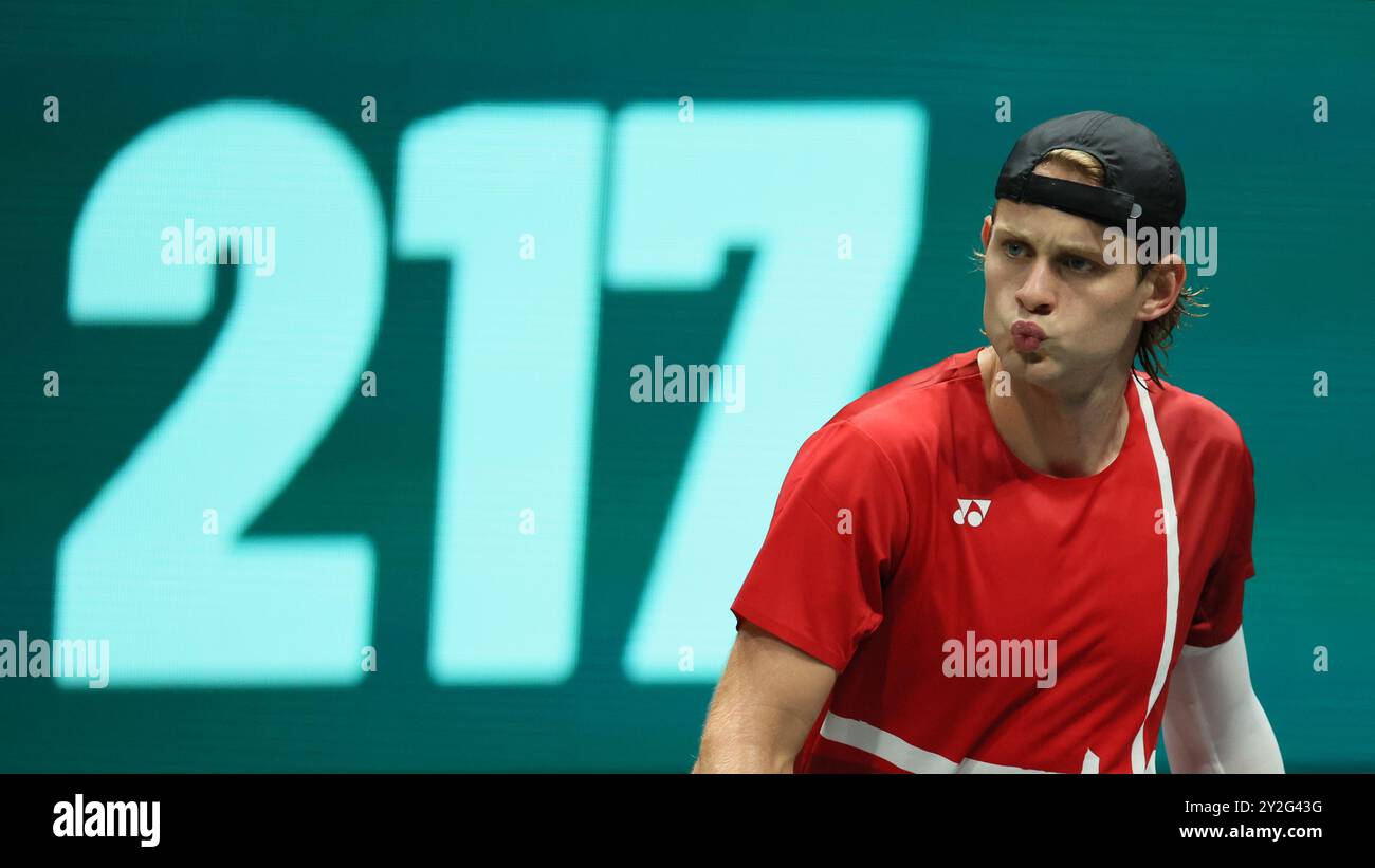 Bologna, Italia. 10 settembre 2024. Il belga Zizou Bergs reagisce ad una partita tra l'olandese Griekspoor e il belga Bergs, la seconda partita del gruppo A nella fase A gironi delle finali di Coppa Davis tra Paesi Bassi e Belgio, martedì 10 settembre 2024, presso l'Unipol Arena, a Bologna. BELGA PHOTO BENOIT DOPPAGNE credito: Belga News Agency/Alamy Live News Foto Stock
