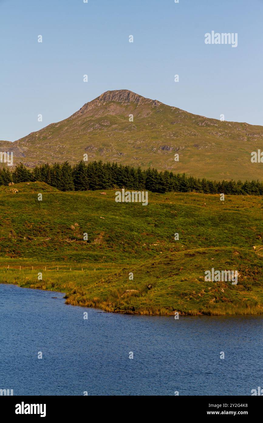 Splendida giornata in cima al Cnicht dal lago o da Llyn y Dywarchen, Rhydd Du. Snowdonia o Eryri National Park, Galles del Nord, Regno Unito, ritratto, teleobiettivo Foto Stock