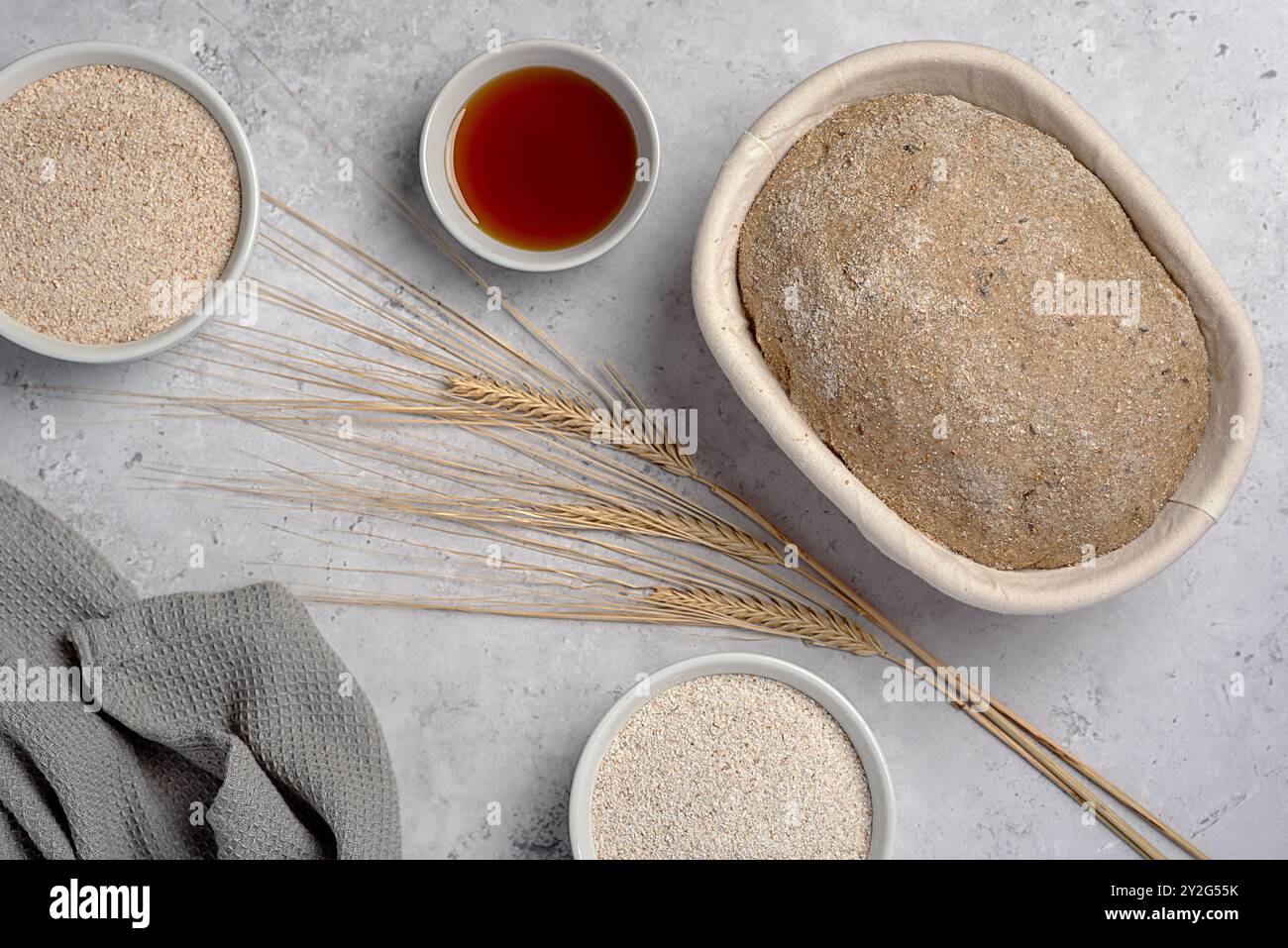 Fotografia alimentare di pane integrale di segale e di pasta madre di frumento, fermento, crudo, impasto, semi di carvi, malto, grano, nutrizione Foto Stock