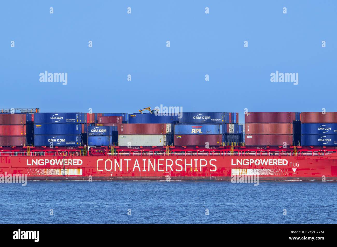 Navi portacontainer alimentate a GNL / Containerships Aurora, che navigano sotto la bandiera di Cipro, caricate di container Foto Stock