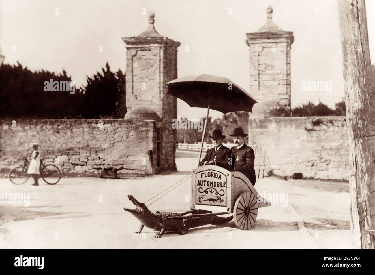 Governatore della Florida William Sherman Jennings (a destra) in un carro di alligatori vicino alle porte della città di St. Augustine, Florida, c1901. (USA) Foto Stock