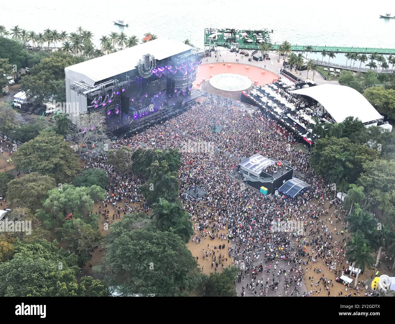 Ammira il palco principale dell'Ultra Music Festival nel centro di Miami, Florida. Parco fronte baia con folla Foto Stock