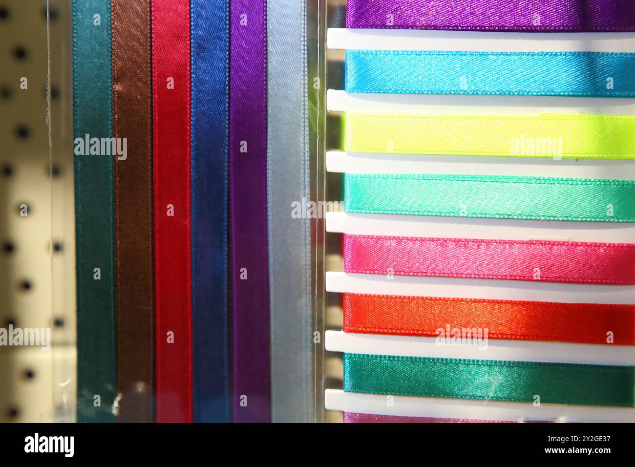 Forniture scolastiche, accessori di cancelleria. Cancelleria colorata. Negozio di cancelleria. Merci per ufficio e studio. Foto Stock