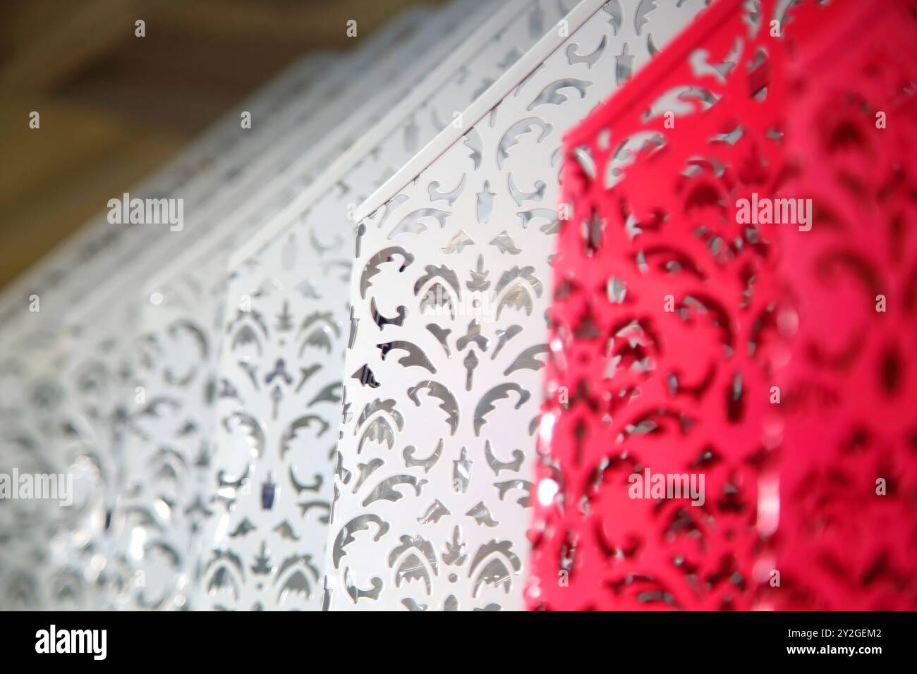 Forniture scolastiche, accessori di cancelleria. Cancelleria colorata. Negozio di cancelleria. Merci per ufficio e studio. Foto Stock