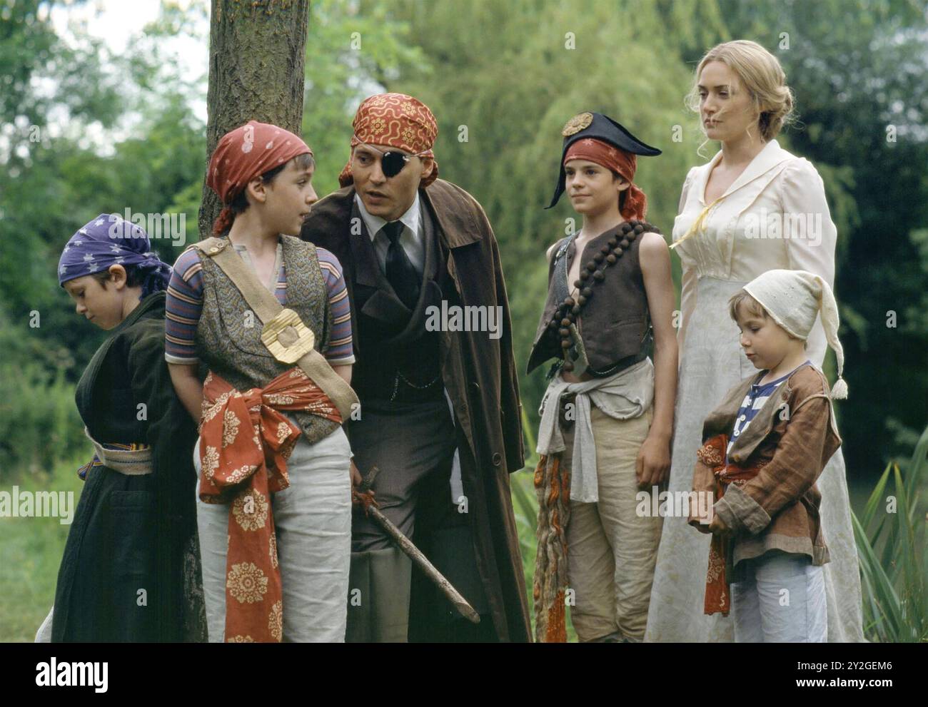 FINDING NEVERLAND 2004 Miramax film con Johnny Depp nel ruolo di Sir James Barrie e Kate Winslet nel ruolo di Sylvia Davies Foto Stock