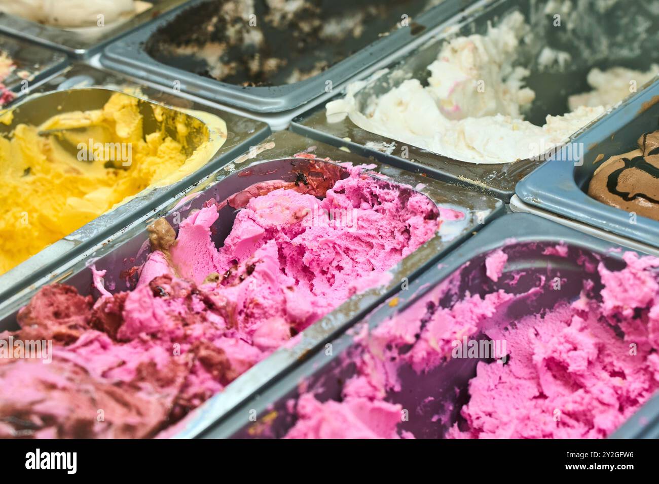 Porec, Istria, Croazia - 27 agosto 2024: Una colorata selezione di gelati in una gelateria - perfetta per una delizia rinfrescante in una calda giornata estiva *** Eine bunte Auswahl an Eis in einer Eisdiele perfekt für einen erfrischenden Genuss an einem heißen Sommertag Foto Stock