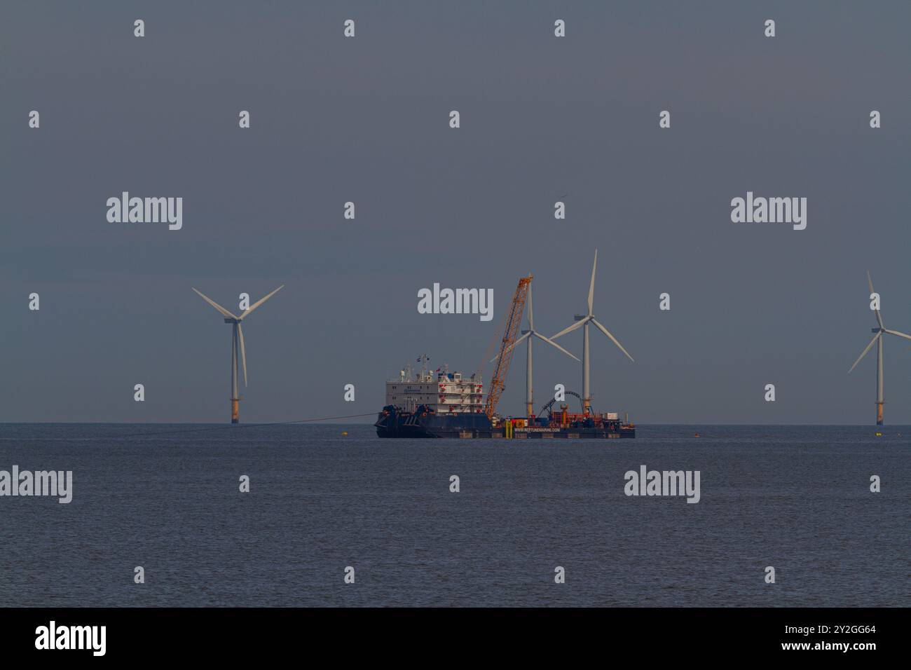 Prestatyn, GALLES – 18 giugno 2022: Rhyl Flats Offshore Wind Farm di Prestatyn sulla costa del Galles settentrionale, Regno Unito, con navi da manutenzione. Foto Stock